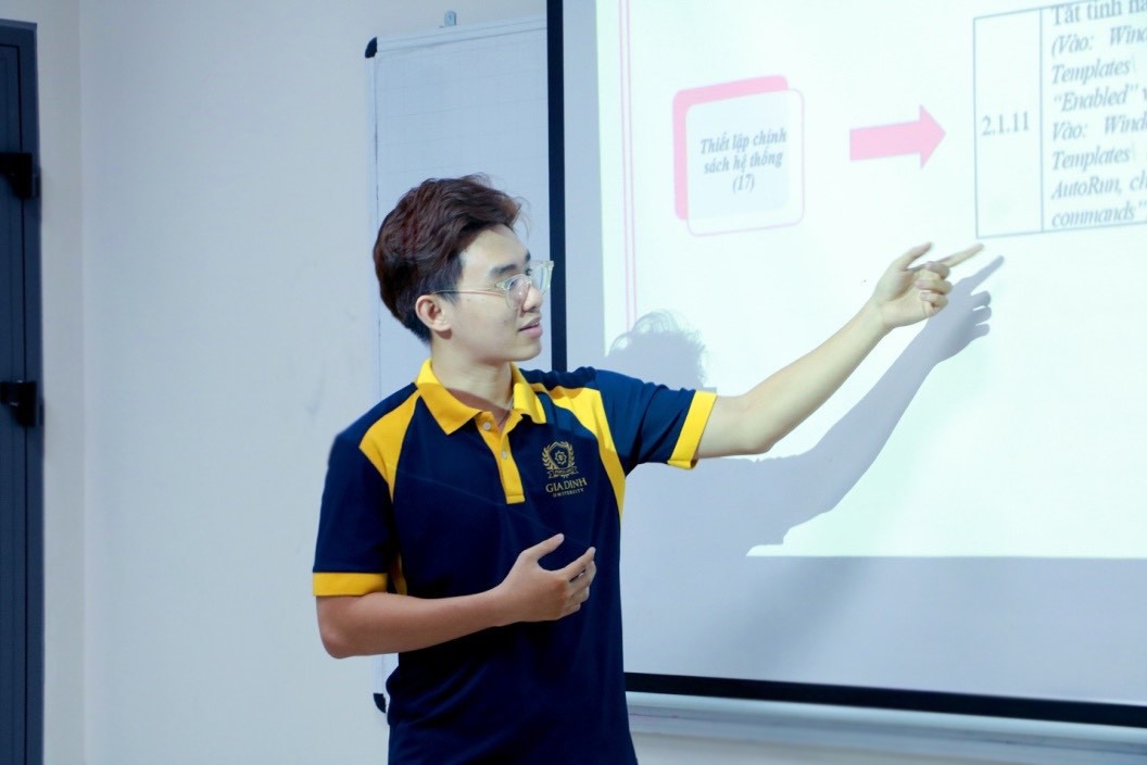 Sinh viên Trần Lê Quang Vinh - ngành Công nghệ thông tin trong buổi báo cáo nghiên cứu khoa học dành cho sinh viên. Ảnh: Mỹ Ngọc