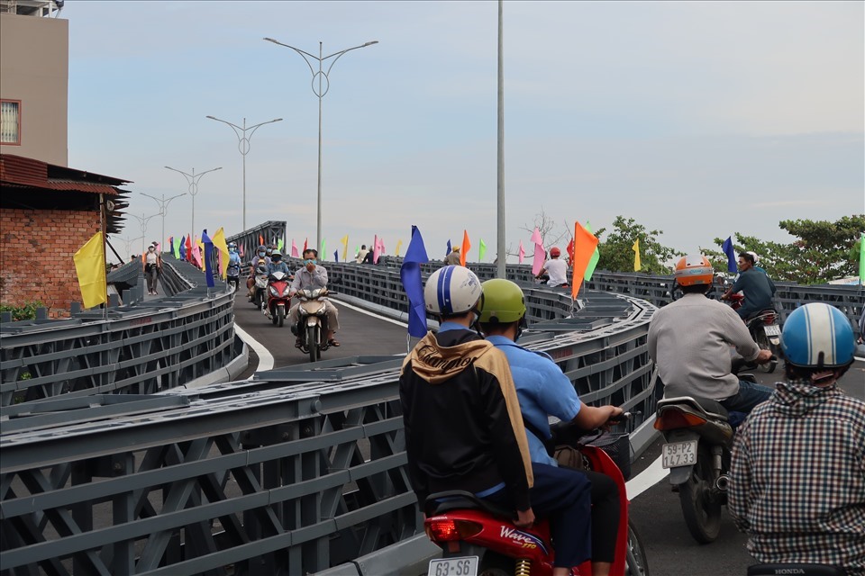 Cầu An Phú Đông cấm xe ô tô từ 18h ngày 13.5.  Ảnh: Lê Như