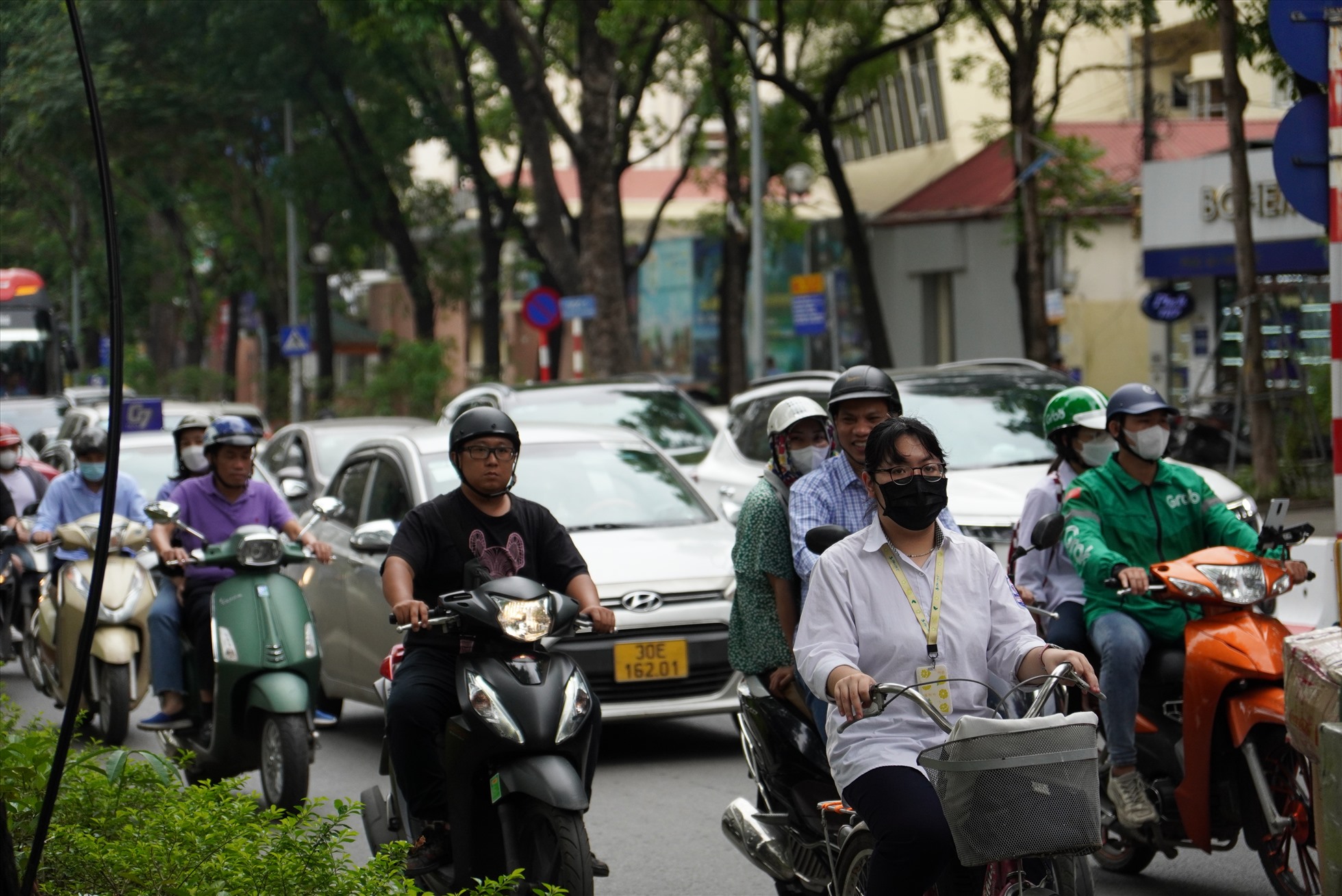 Phố Huỳnh Thúc Kháng thường xuyên ùn tắc. Ảnh: Hữu Chánh