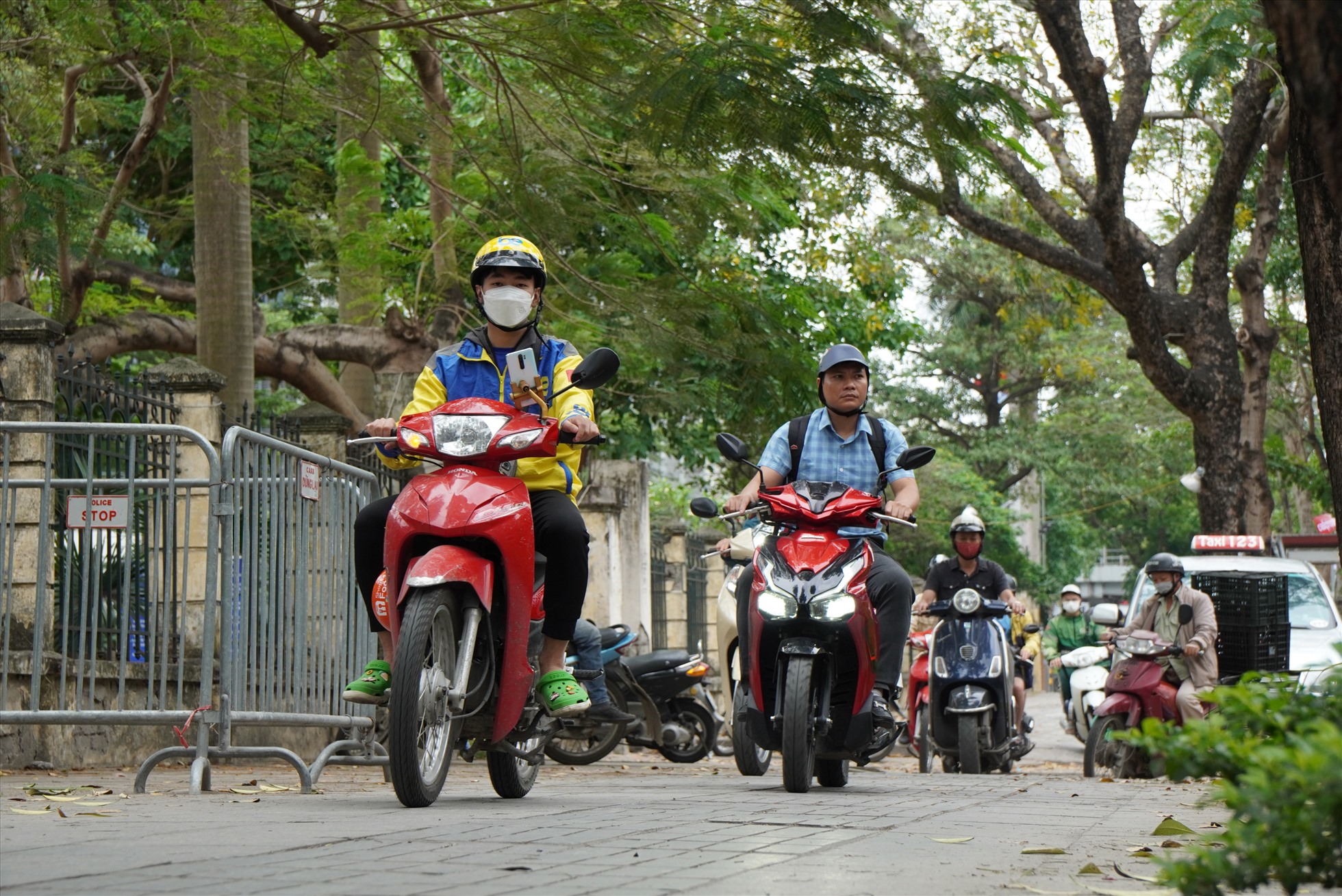 Hàng loạt xe máy thi nhau đi lên vỉa hè