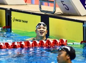 Nguyễn Thị Thảo giành huy chương vàng lặn nội dung 50m chân vịt đôi. Ảnh: Bùi Lượng