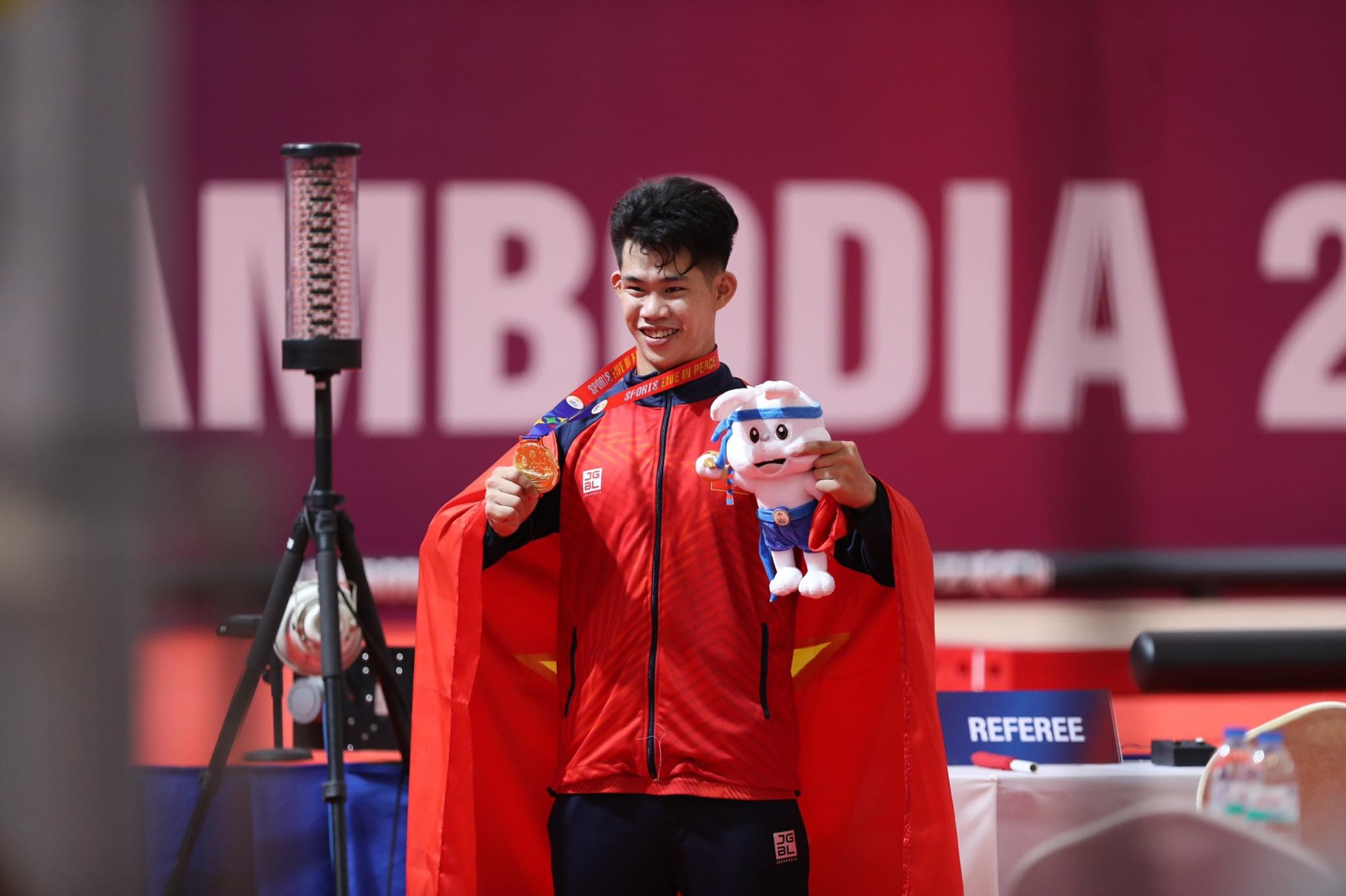 Niềm vui của Trần Minh Trí với tấm huy chương vàng SEA Games 32. Ảnh: Hữu Phạm