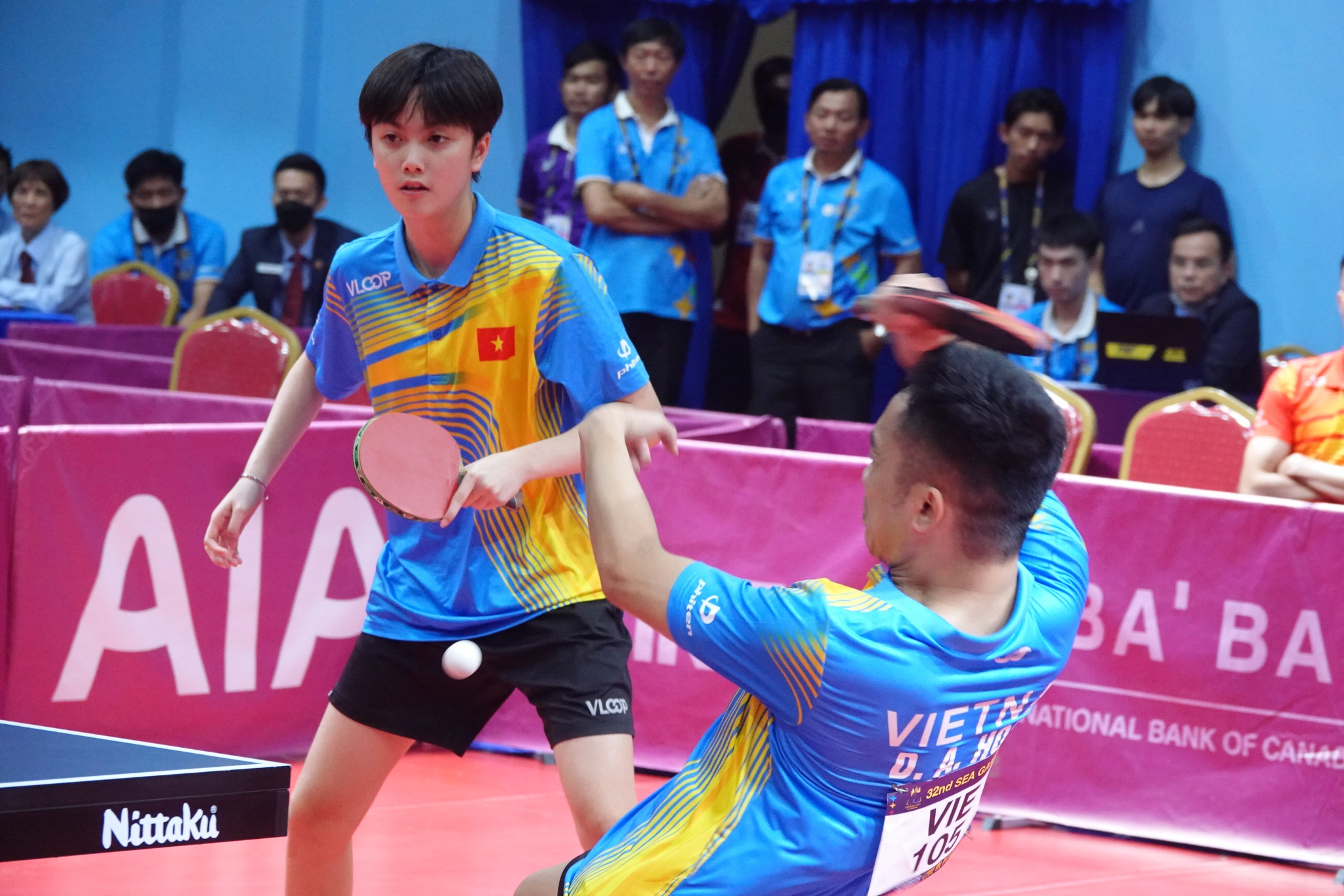 Đôi Đinh Anh Hoàng - Trần Mai Ngọc đang thi đấu với Zhe Yu Chew - Jian Zeng (Singapore) trong trận chung kết đôi nam nữ, bóng bàn. Tỉ số tạm thời là 2-1.