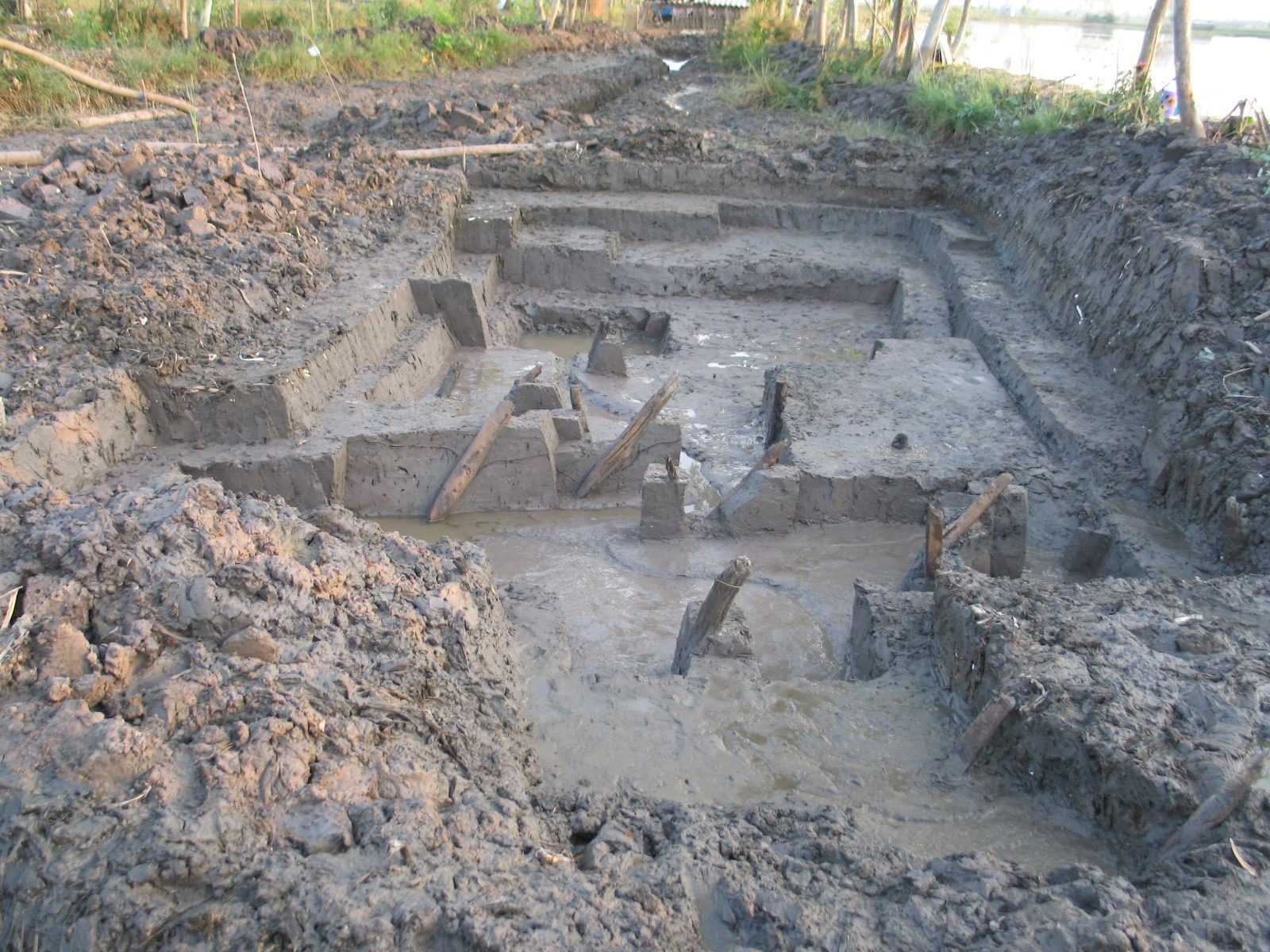 Viện Khảo cổ học tiến hành khai quật bãi cọc đồng Vạn Muối năm 2005. Ảnh: Ngô Đình Dũng