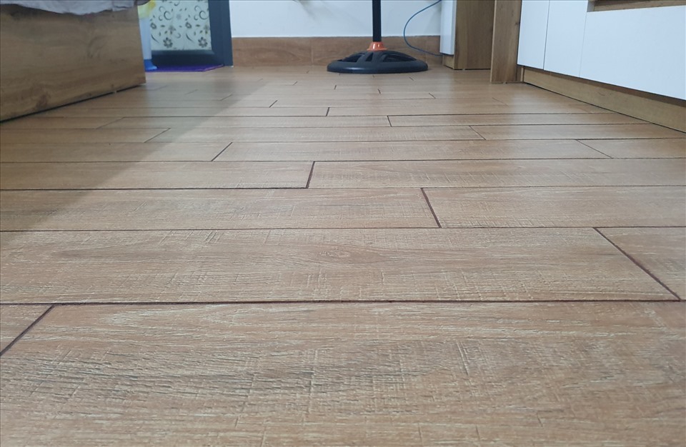 Sàn gỗ và gạch men thường được kết hợp khi lát sàn trong ngôi nhà. Ảnh: Huỳnh Phương