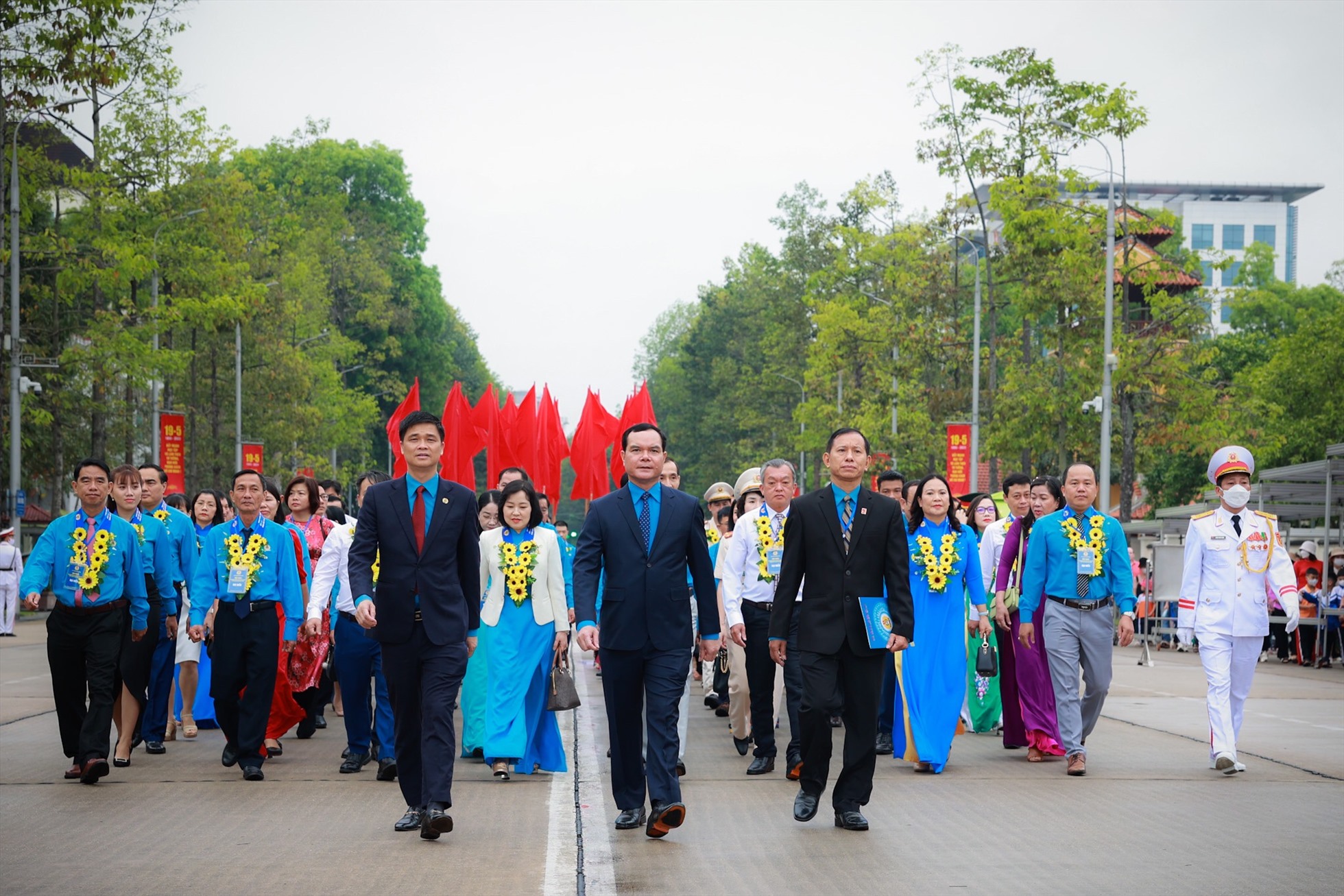 Lãnh đạo Tổng Liên đoàn Lao động Việt Nam cùng các điển hình tiên tiến vào lăng viếng Chủ tịch Hồ Chí Minh. Ảnh: Hải Nguyễn