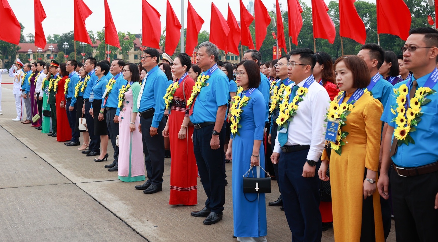 Các đại biểu thực hiện nghi lễ báo công dâng Bác. Ảnh: Hải Nguyễn