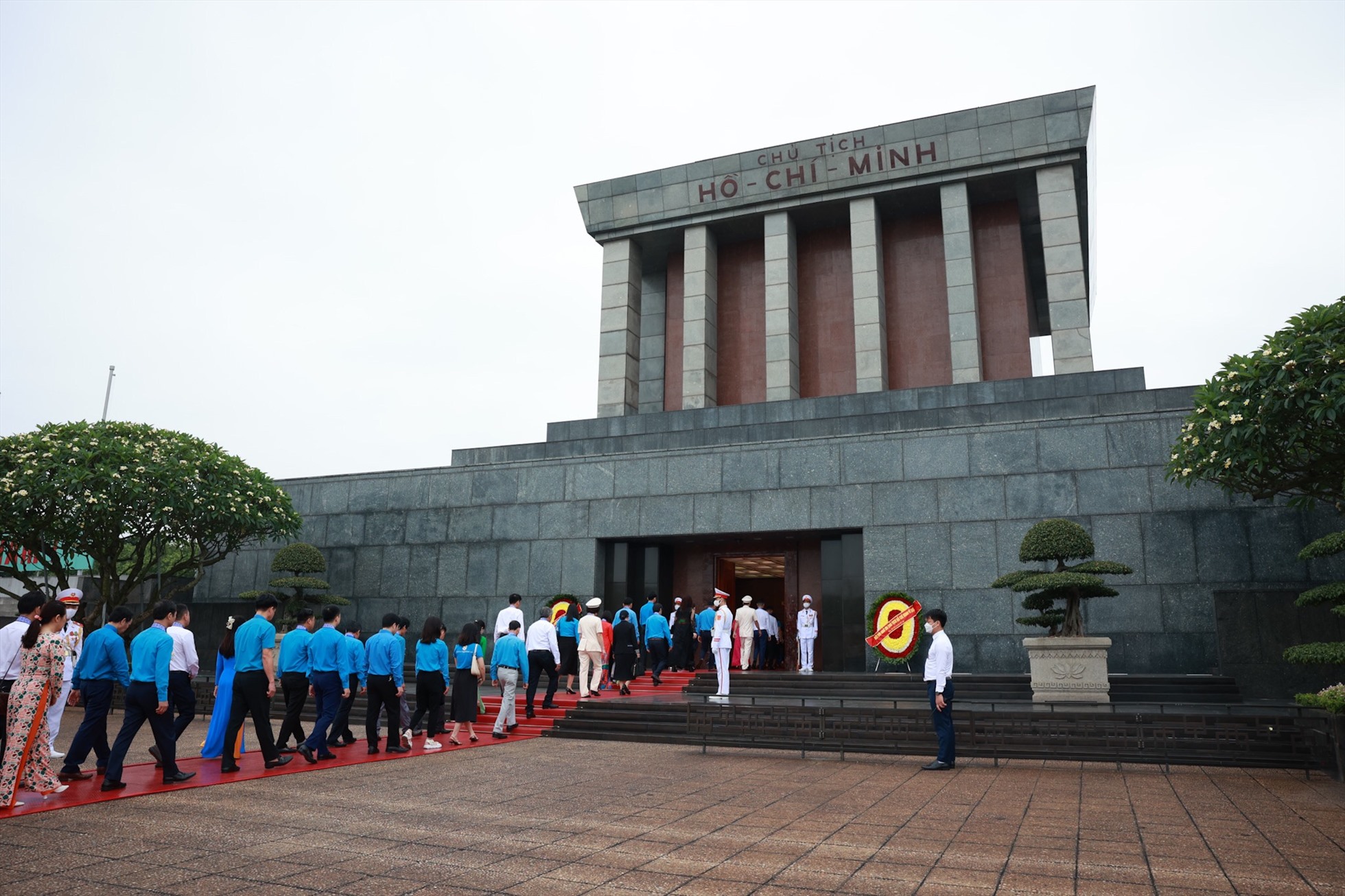 Các điển hình tiên tiến vào lăng viếng Chủ tịch Hồ Chí Minh. Ảnh: Hải Nguyễn