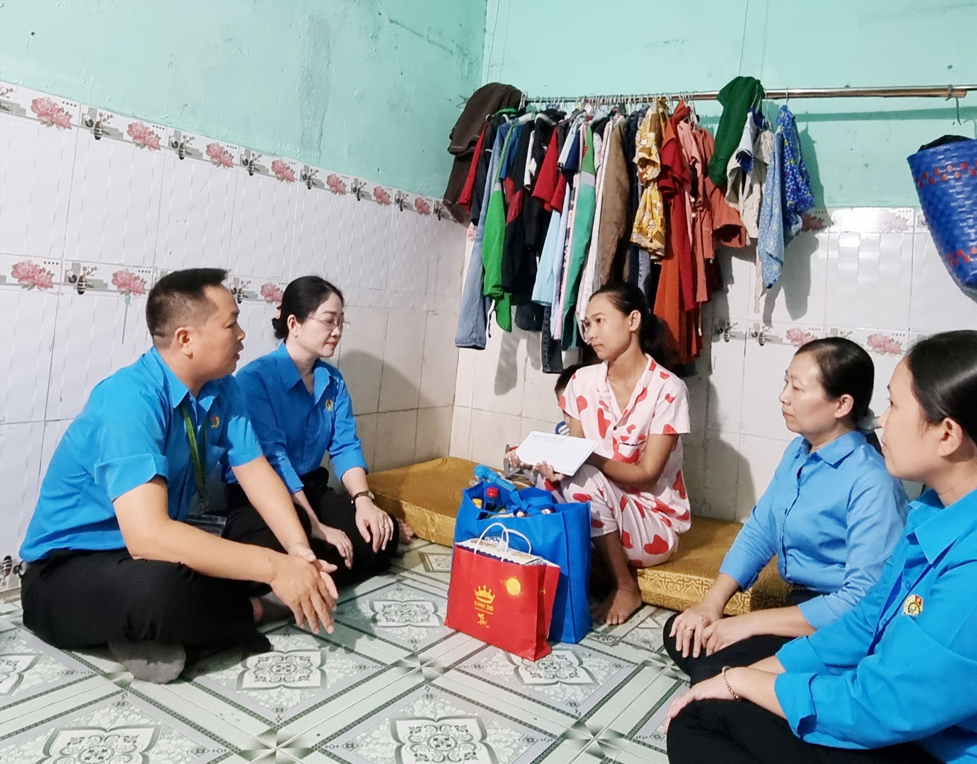 Lãnh đạo LĐLĐ tỉnh và CĐCS Công ty TNHH Hài Mỹ thăm hỏi nữ công nhân Đặng Thanh Kim Huệ. Ảnh: Hoàng Trung