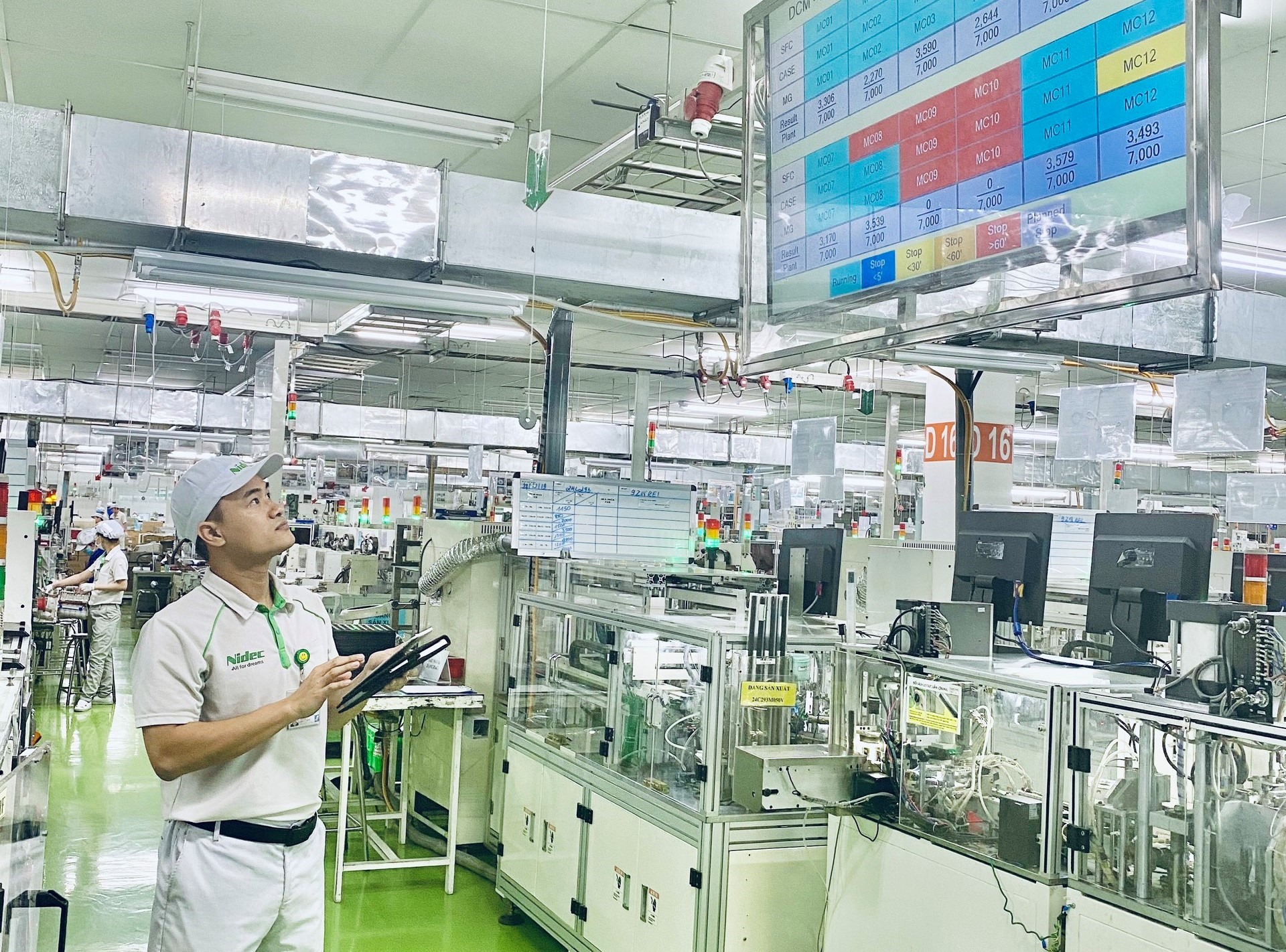 Anh Nguyễn Đức Tùng đang triển khai hệ thống lấy tín hiệu và sản lượng của dây chuyền sản xuất tự động. Ảnh: Đức Long