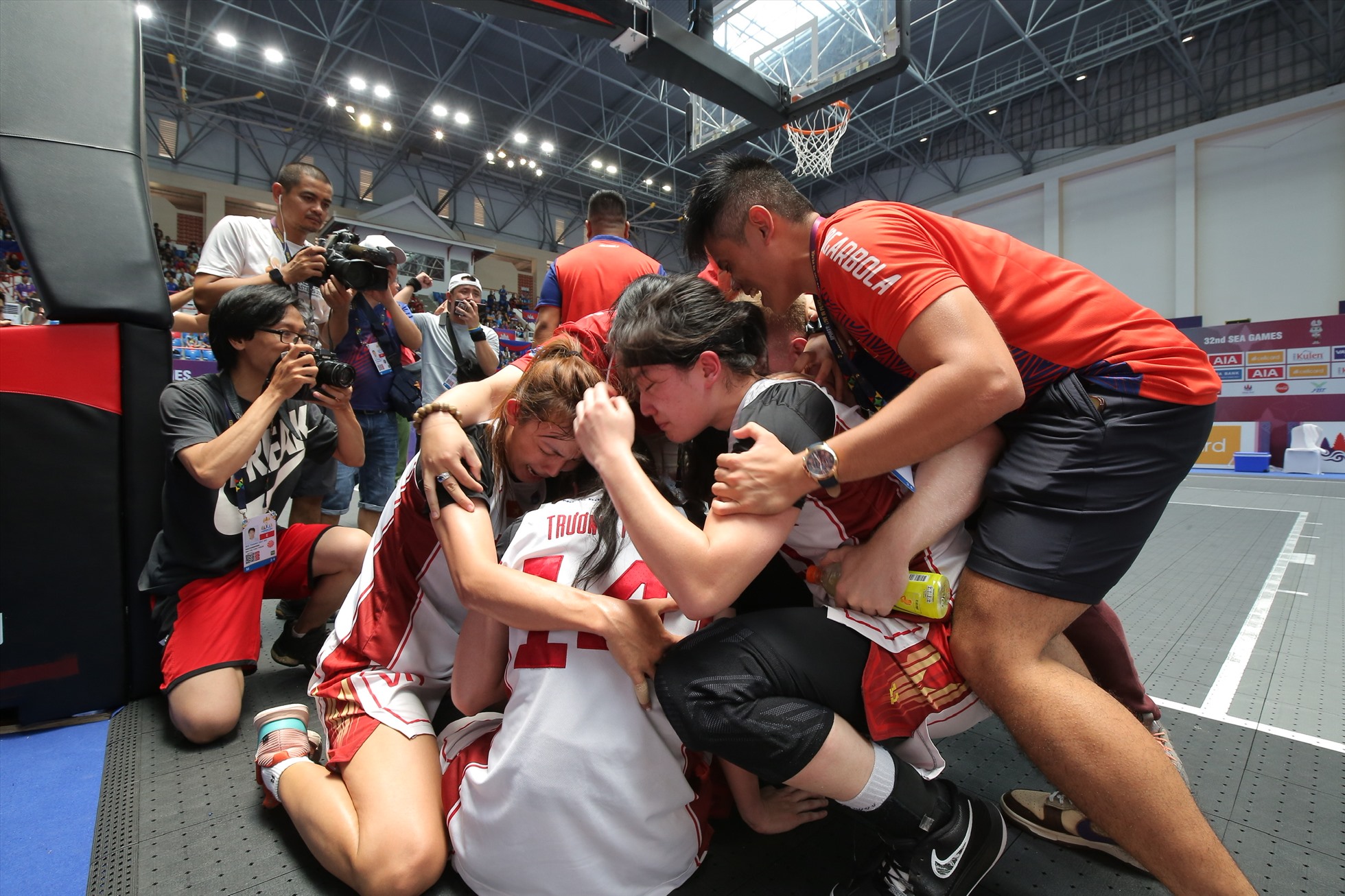 Cặp chị em sinh đôi Thảo Vy - Thảo My cùng các đồng đội bật khóc khi đội bóng rổ nữ 3x3 giành Huy chương Vàng lịch sử tại SEA Games 32. Ảnh: Đoàn TTVN