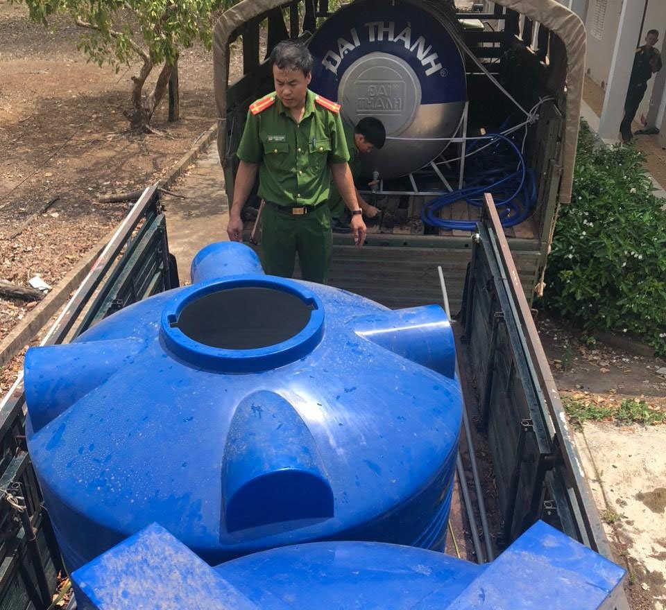 Những bồn nước được vận chuyển về cho người dân vùng khô hạn. Ảnh: Công an huyện Ea Súp