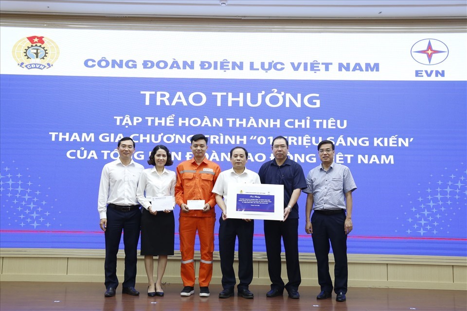 Ông Đỗ Đức Hùng - Chủ tịch Công đoàn Điện lực Việt Nam (thứ 2 từ phải sang) trao thưởng cho Công đoàn EVNHANOI vì hoàn thành chỉ tiêu Chương trình 1 triệu sáng kiến. Ảnh: Công đoàn EVNHANOI