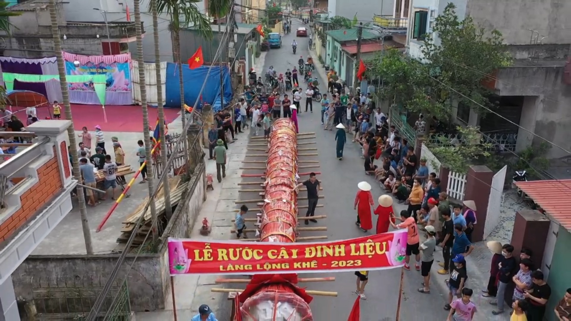 Lễ hội truyền thống đền Lộng Khê với nhiều hoạt động, trò chơi dân gian. Đặc biệt, trong lễ hội còn lưu giữ được điệu múa Bát Dật và tục đốt cây đình liệu với mong ước cầu mong mưa thuận gió hòa, vạn vật sinh sôi, mùa màng bội thu.