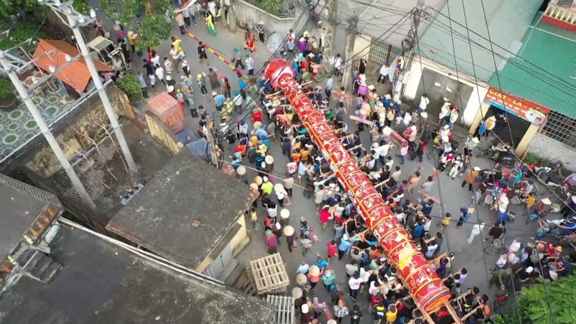 Theo lưu truyền, tục này có từ lâu đời và giữ cho đến ngày nay. Trước ngày vào hội dân làng tự nguyện đóng góp tre, nứa, củi và cử người làm cây đình liệu.   “Cây” là một bó củi lớn có đường kính từ 1m đến 1,5m, cao từ 10 đến 15m được dựng trước cửa đền.