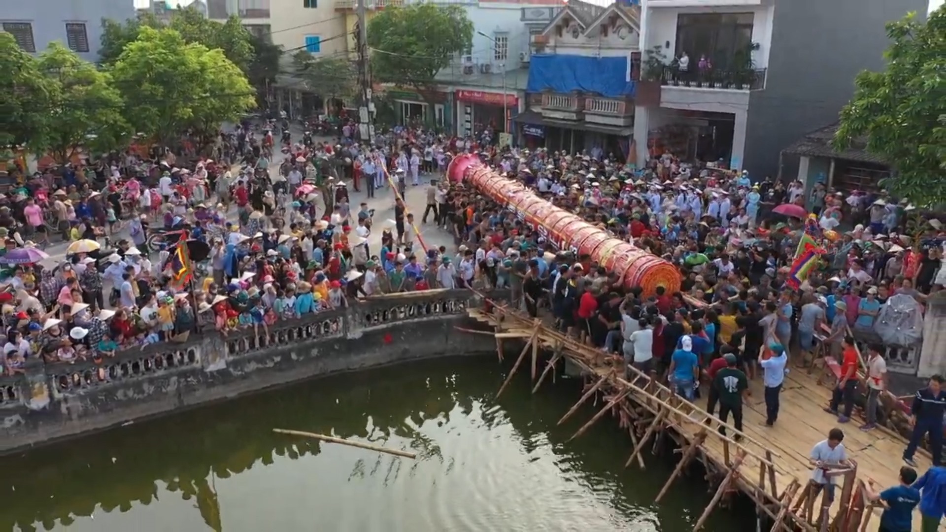 Theo lưu truyền, tục này có từ lâu đời và giữ cho đến ngày nay. Trước ngày vào hội dân làng tự nguyện đóng góp tre, nứa, củi và cử người làm cây đình liệu.   “Cây” là một bó củi lớn có đường kính từ 1m đến 1,5m, cao từ 10 đến 15m được dựng trước cửa đền.