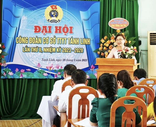 Đồng chí Nguyễn Thị Xuân Loan, Chủ tịch Công đoàn ngành Y tế Bình Thuận phát biểu chỉ đạo tại đại hội. Ảnh: CĐNYT