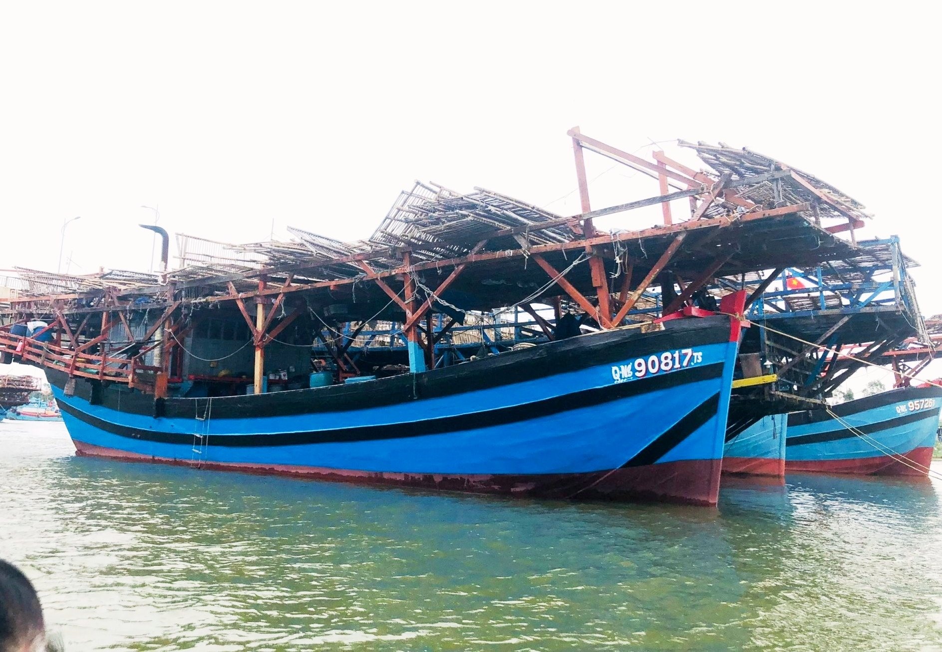 Tàu câu mực xà của ngư dân xã Bình Chánh. Ảnh: Ngọc Viên