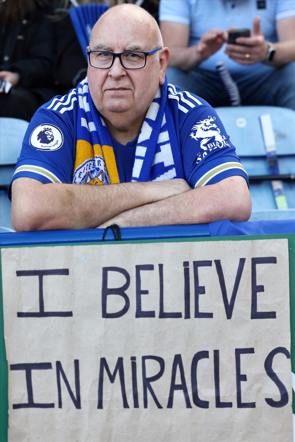 “Tôi tin vào một phép màu” - thông điệp của một cổ động viên Leicester trên khán đài trong trận gặp Everton. Ảnh: AFP