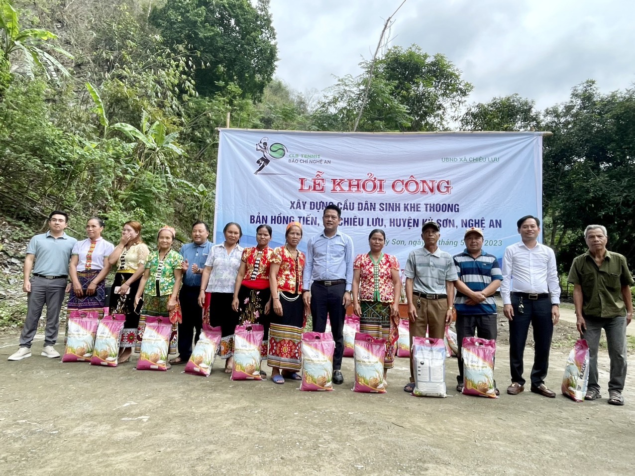 CLB Tennis báo chí Nghệ An trao tặng 500kg gạo cho người dân. Ảnh: Quang Đại