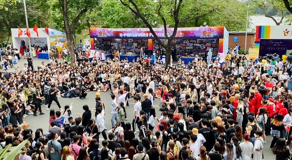 Các bạn trẻ yêu thích K-pop được tham gia các hoạt động sôi nổi trong khuôn khổ ngày hội và tập nhảy cùng biên đạo Back Koo Young. Ảnh: Ban tổ chức