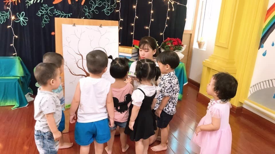 Chị Quỳnh tổ chức trò chơi cho các bé trong quá trình dạy học. Ảnh: Nhân vật cung cấp.