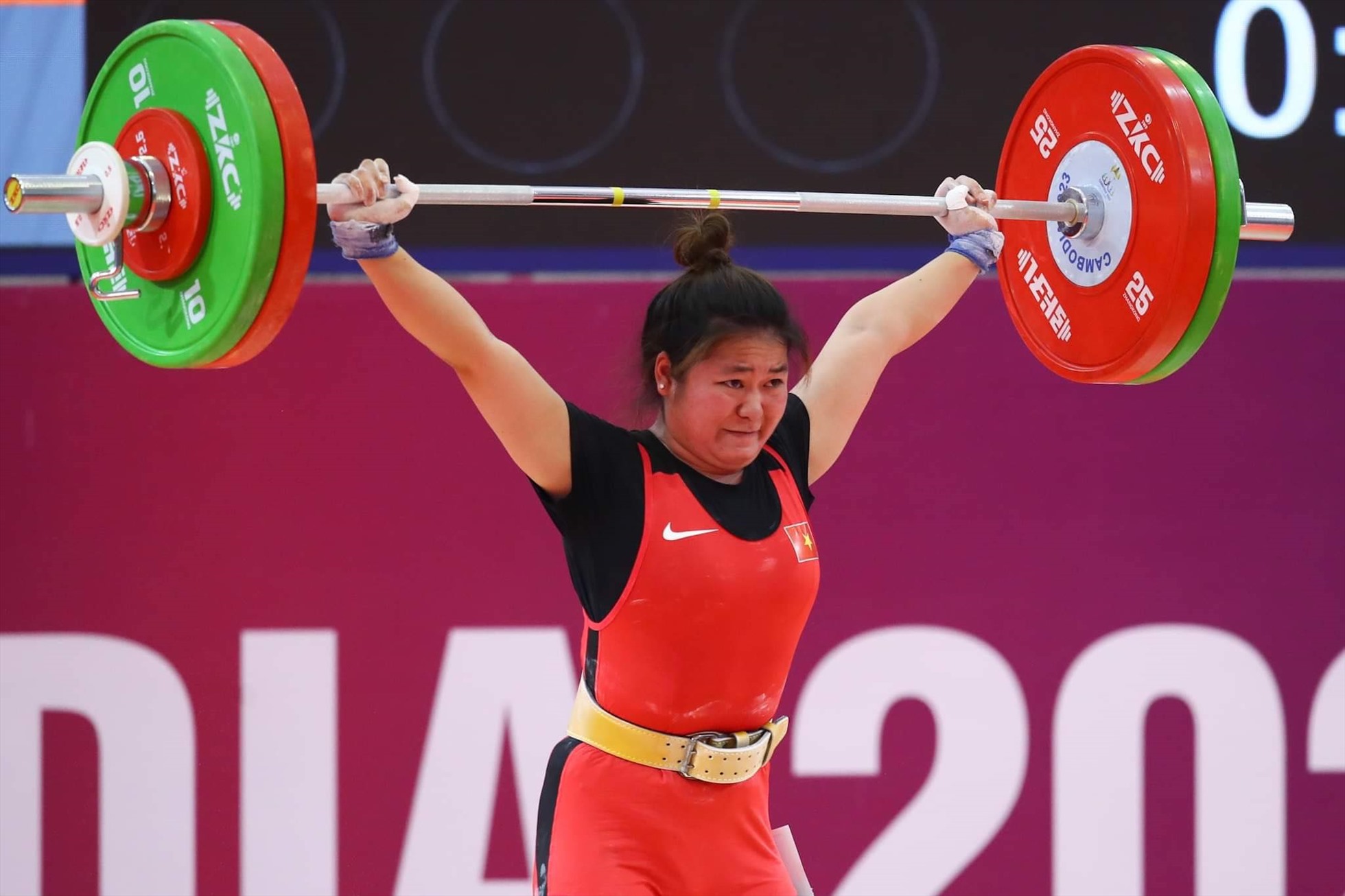 Thu Uyên giành huy chương bạc cử tạ hạng 64kg nữ. Ảnh: Kim Chi