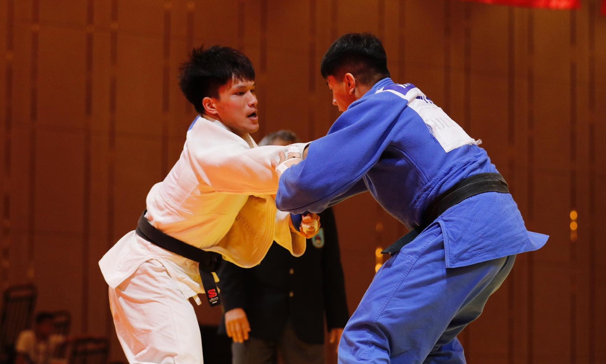 Lê Anh Tài (trắng) bảo vệ thành công huy chương vàng judo 90kg. Ảnh: Phương Lan