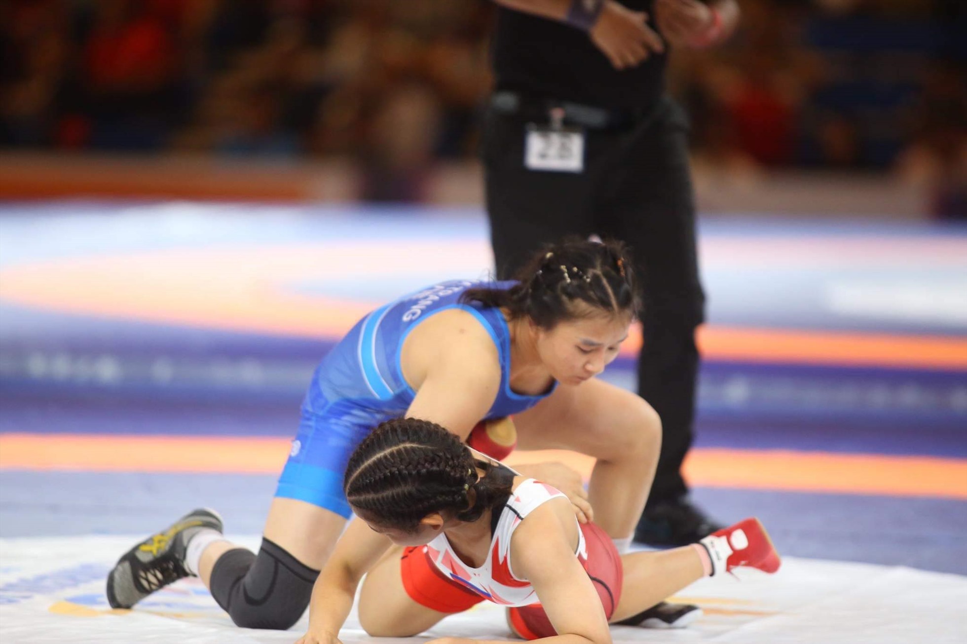 Mỹ Trang (xanh) giành huy chương vàng hạng 50kg. Ảnh: Minh Phong