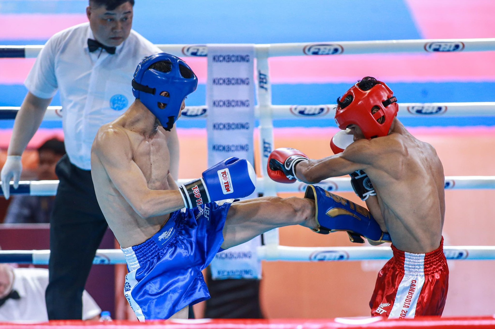 Huỳnh Văn Tuấn (áo xanh) thua ở chung kết kick boxing hạng 51kg. Ảnh: Bùi Lượng
