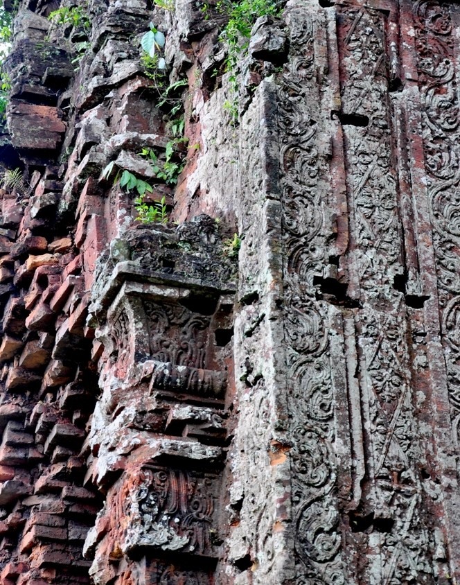 Hoa văn đặc sắc trên tường tháp Chăm Khương Mỹ mang đặc trưng của nghệ thuật Khmer cuối thế kỷ 9 đầu thế kỉ 10. Ảnh Hoàng Bin