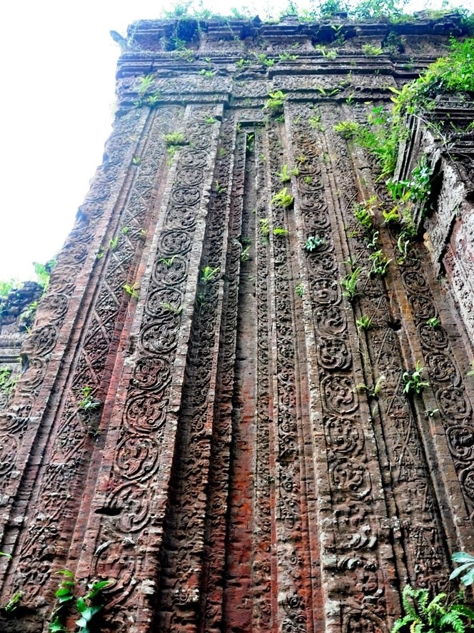 Mảng tường giữa 2 tháp Chăm còn giữ được hoa văn khá nguyên vẹn như thủa sơ khai từ hơn ngàn năm trước. Ảnh Hoàng Bin