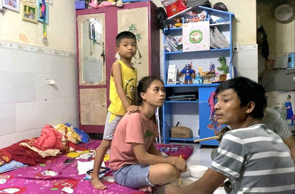 Gia đình anh Trần Trung Chức, công nhân khu công nghiệp Hòa Khánh (TP Đà Nẵng) cũng phải dè xẻn chi tiêu, dành tiền cho con đi học. Ảnh: Nguyễn Linh