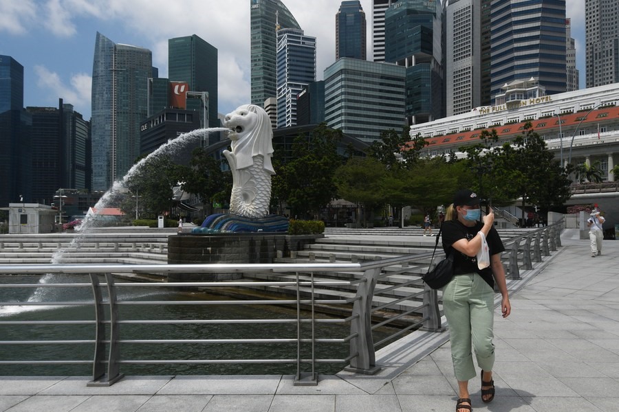 Du khách tham quan Merlion Park, Singapore. Ảnh: Xinhua