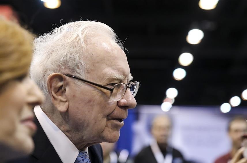 Theo tỉ phú Warren Buffett, nên đầu tư chứng khoán khi suy thoái kinh tế hiện hữu. Ảnh: Xinhua