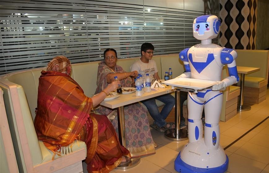 Robot phục vụ liệu có trở thành xu hướng trong tương lại trong lĩnh vực nhà hàng? Ảnh: Xinhua