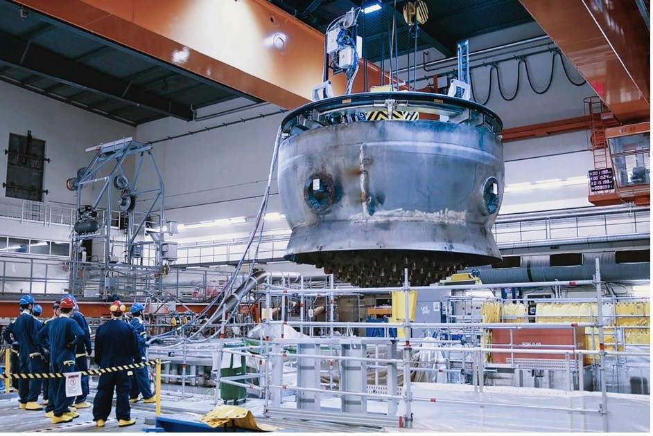 Tấm đáy nặng 75 tấn của lò phản ứng hạt nhân được nâng lên trong quá trình ngừng hoạt động tại nhà máy điện hạt nhân Barsebaeck Kraft AB ở Barsebaeck, Thụy Điển năm 2021. Ảnh: Uniper SE