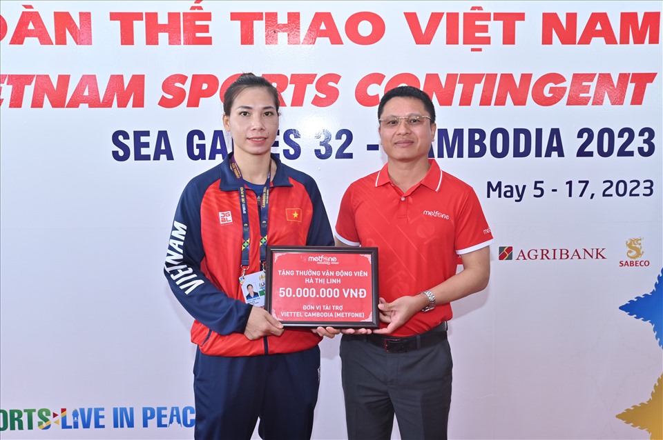 Vận động viên Hà Thị Linh nhận thưởng “nóng” tại SEA Games 32. Ảnh: Bùi Lượng
