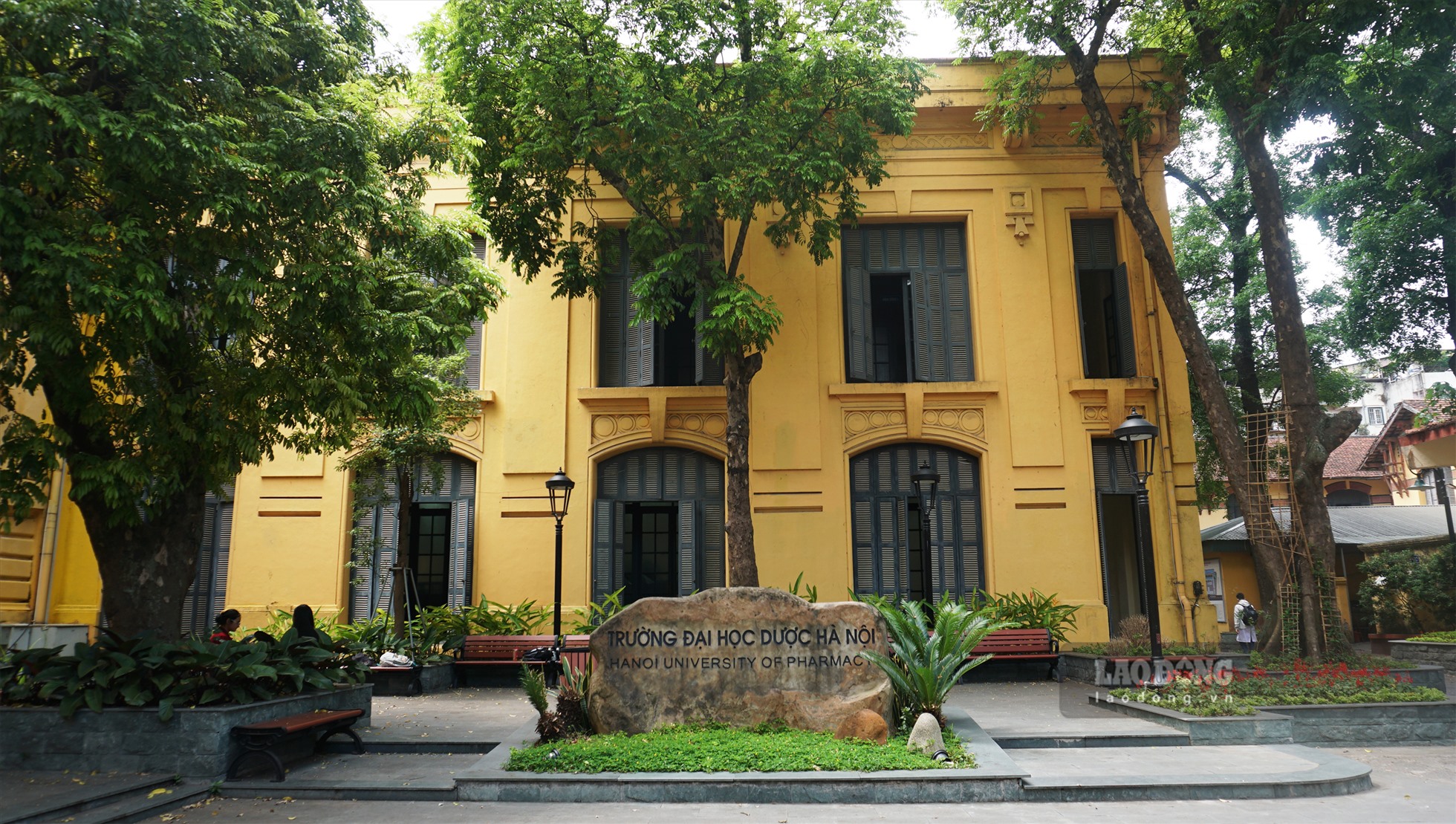 Trường Đại học Dược Hà Nội có tiền thân là khoa Dược thuộc Trường Y Dược khoa Đông Dương. Hiệu trưởng đầu tiên của trường là Bác sĩ Yersin - Giám đốc Viện Pasteur Nha Trang.