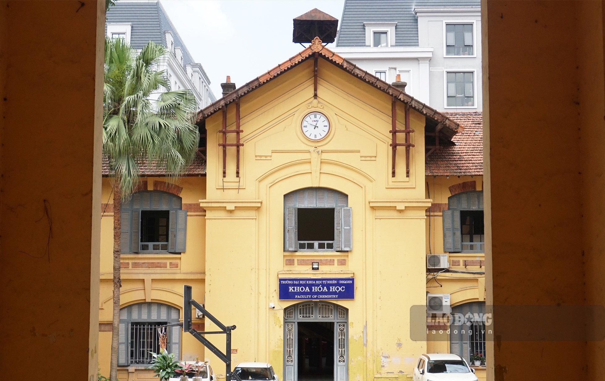 Mỗi khoa, bộ môn của trường đều có tòa nhà riêng với lối kiến trúc độc đáo từ thời Pháp thuộc.