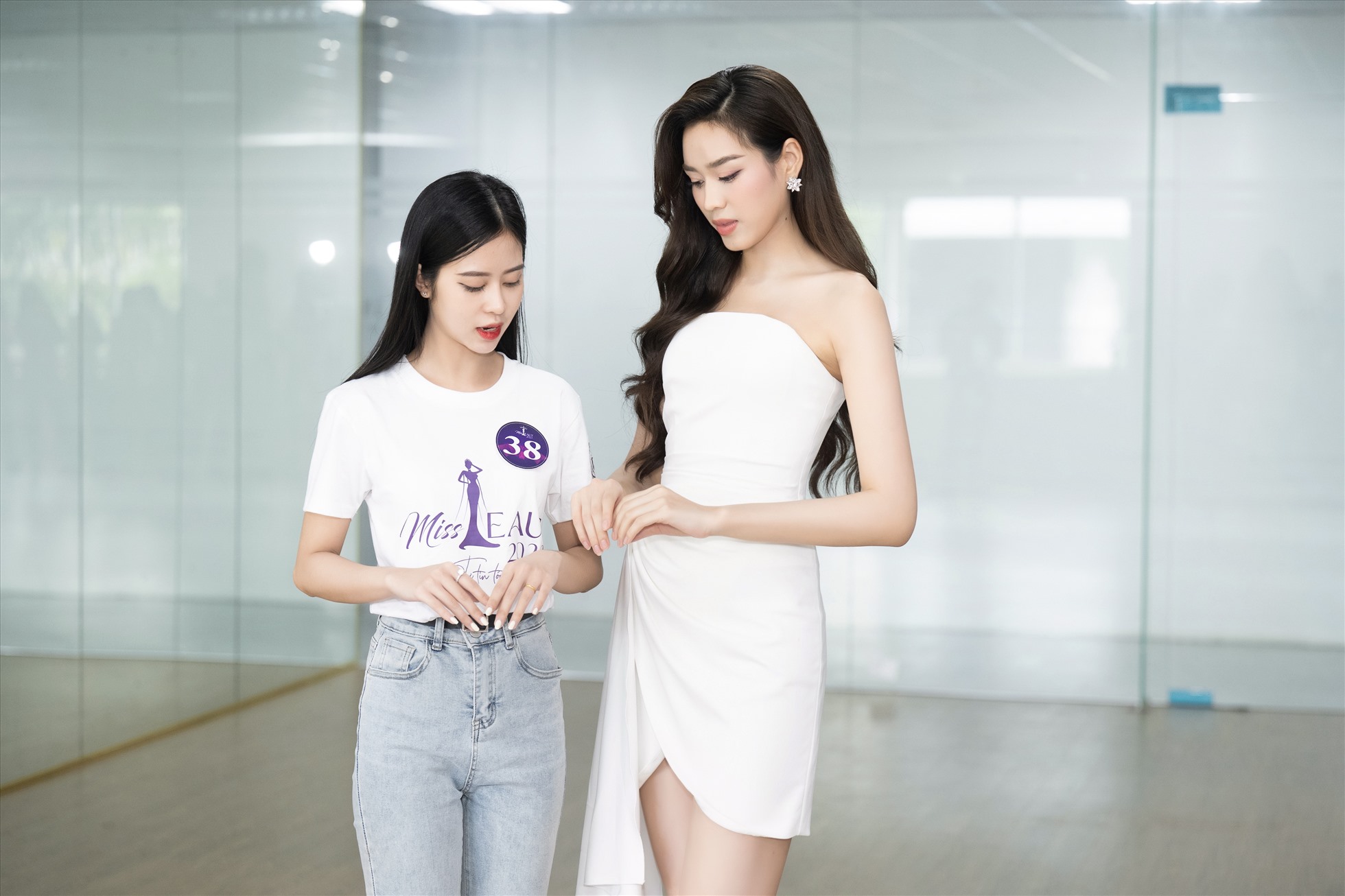 Hoa hậu Việt Nam 2020 tự tay chỉnh sửa tư thế và hướng dẫn từng bước đi cho các bạn thí sinh một cách tỉ mỉ. Ảnh: Sen Vàng.