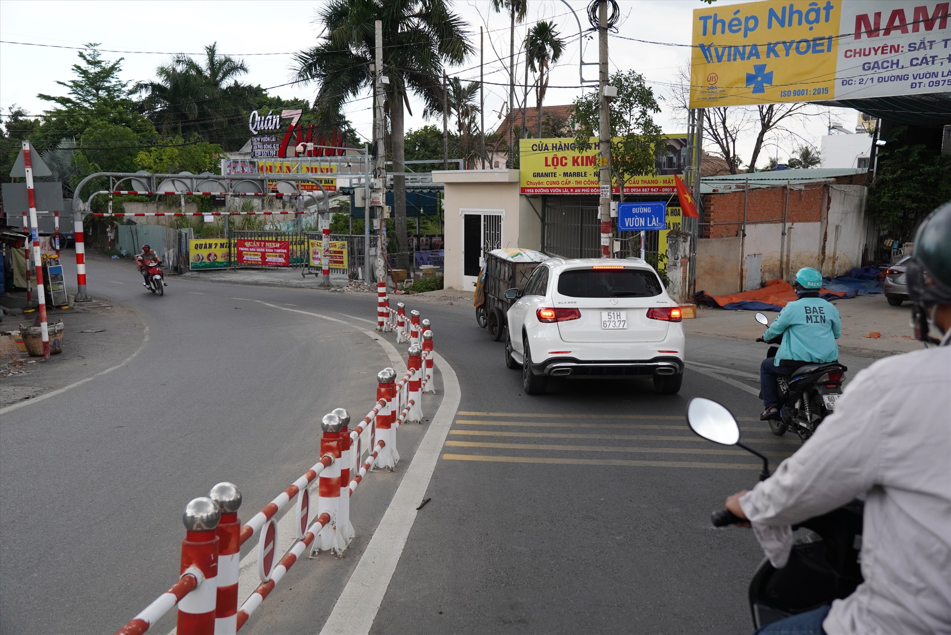 Một ôtô bất chấp đi qua cầu An Phú Đông. Ảnh: Hữu Chánh