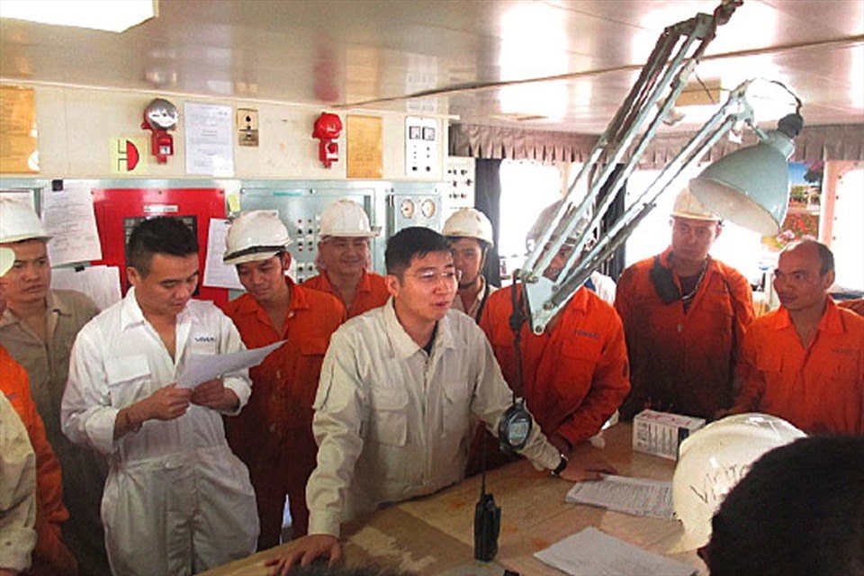 Công ty CP Vận tải biển Việt Nam hướng dẫn các thuyền viên về công tác hàng hải. Ảnh: CĐTCTY