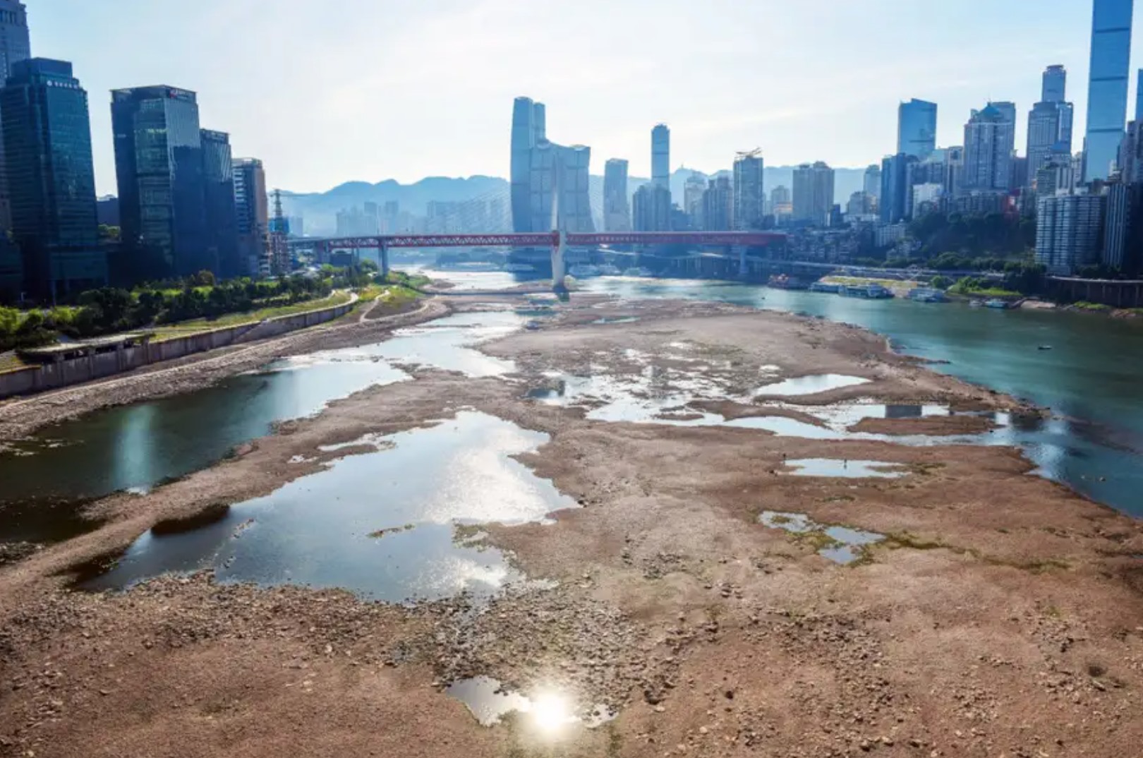 Sông Gia Lăng ở Trùng Khánh, Trung Quốc, cạn kiệt trong đợt nắng nóng, hạn hán tháng 8.2022. Ảnh: VCG