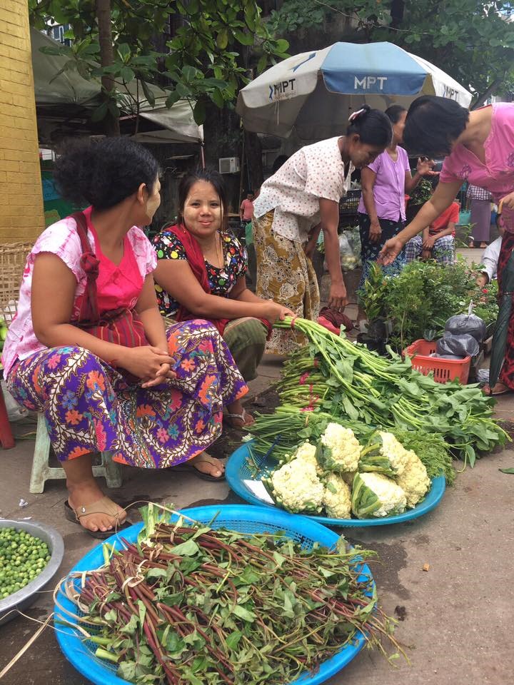 Phụ nữ Myanmar thoa bột cây chống nắng lên má. Ảnh: Minh An