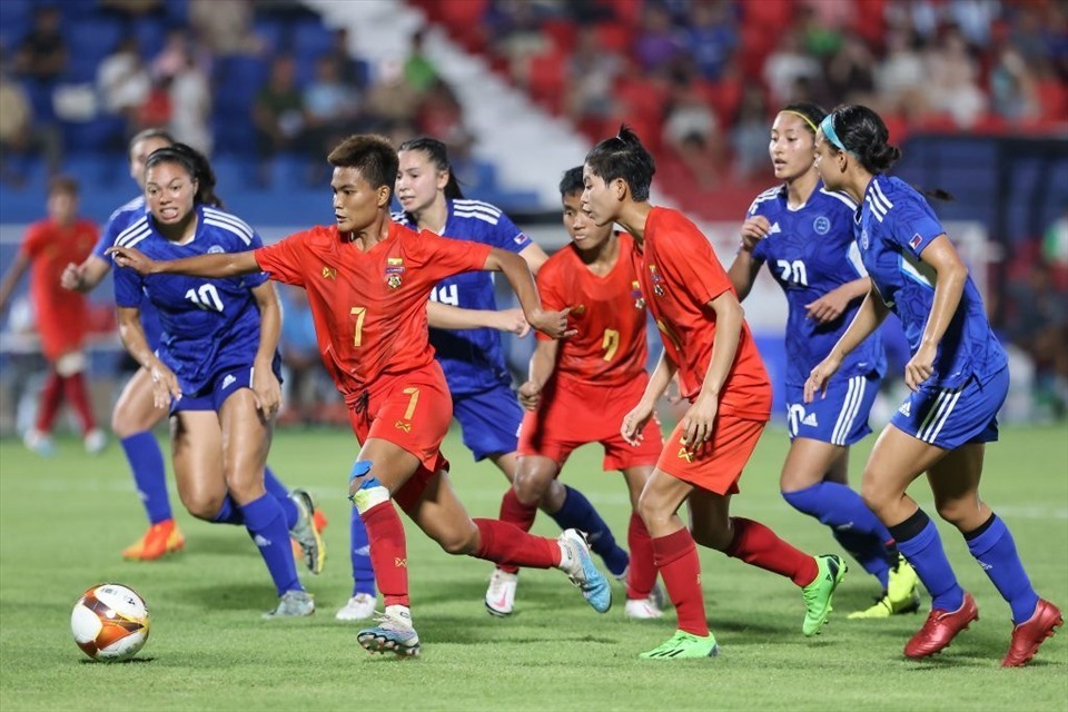 Tuyển nữ Myanmar gây bất ngờ khi đánh bại tuyển nữ Thái Lan để góp mặt trong trận chung kết. Ảnh: MFF