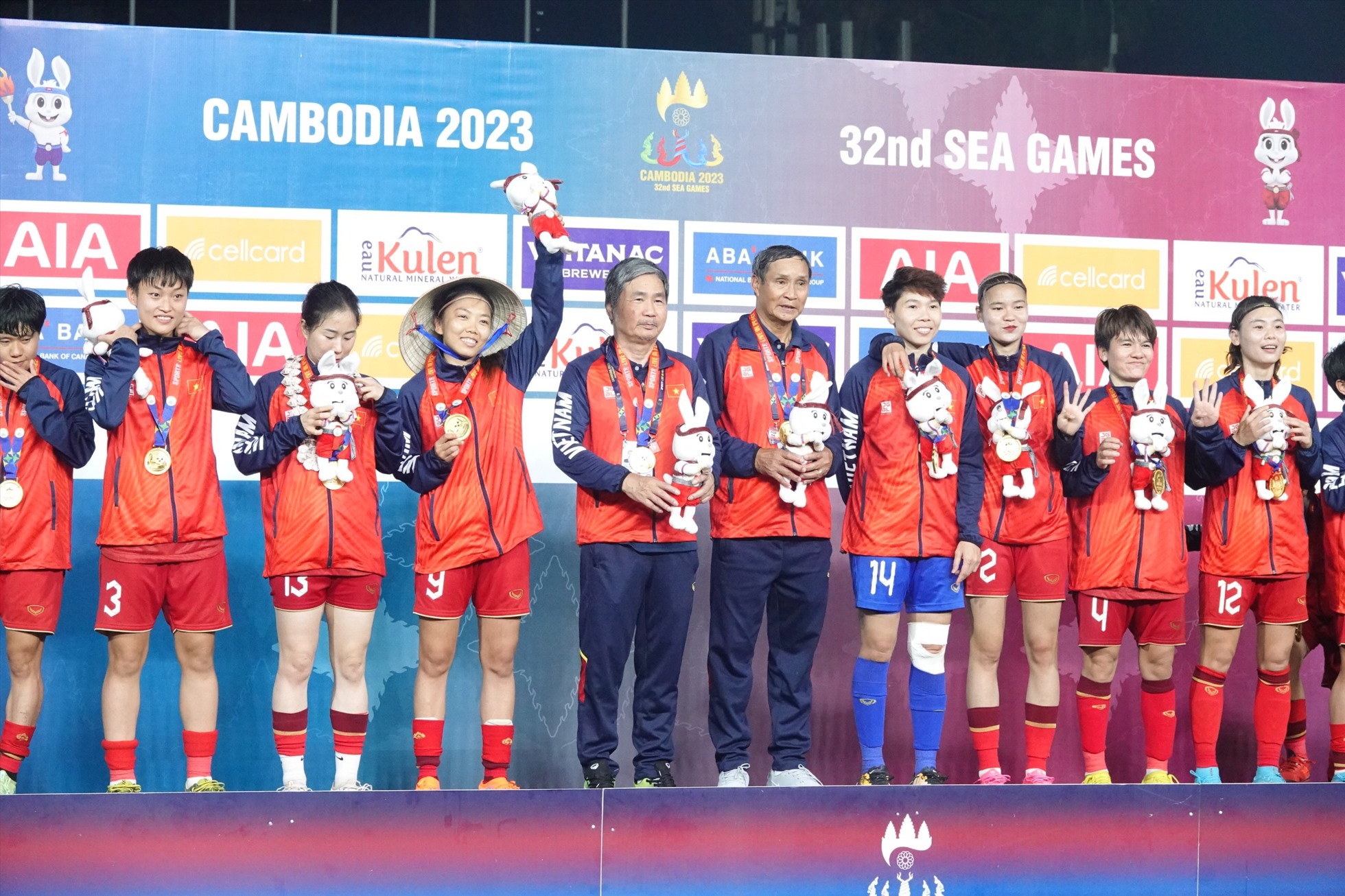 Lãnh đạo đoàn, Ban huấn luyện và các tuyển thủ nữ Việt Nam nhận huy chương vàng SEA Games 32
