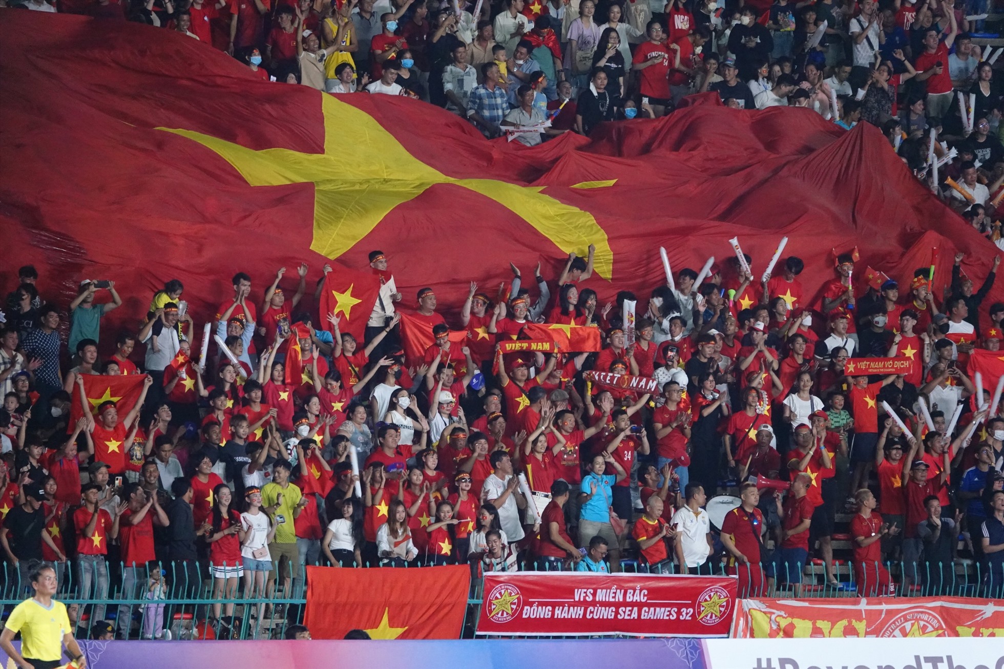 Huấn luyện viên Man Đức Chung và cổ động viên Việt Nam vui mừng với bàn thắng. Ảnh: Thanh Vũ