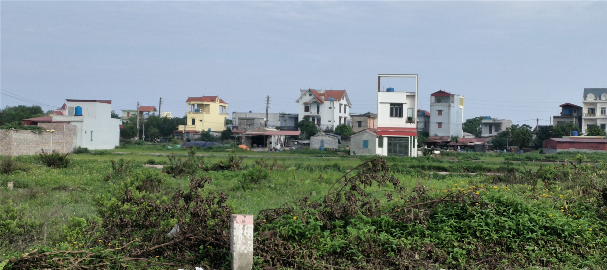 Khu dân cư mới ở xóm 8, thôn Quang Lang Đoài mới thực hiện quy hoạch, đấu giá chưa lâu đã phát sinh ô nhiễm môi trường từ cơ sở sản xuất, chế biến chân gà.