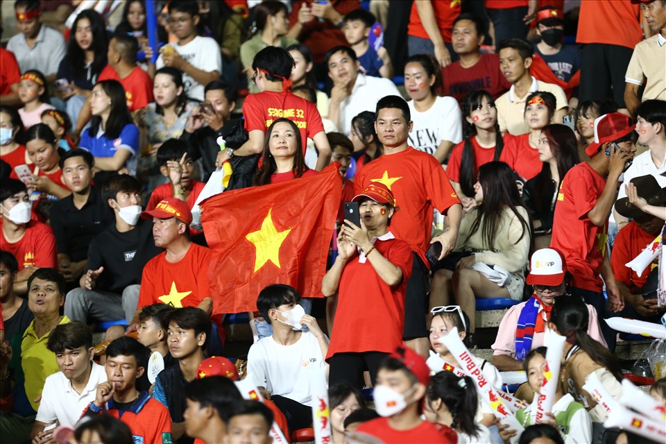 Không khí cuồng nhiệt của các khán giả Việt Nam như biến sân Olympic trở thành sân nhà của thầy trò huấn luyện viên Mai Đức Chung.